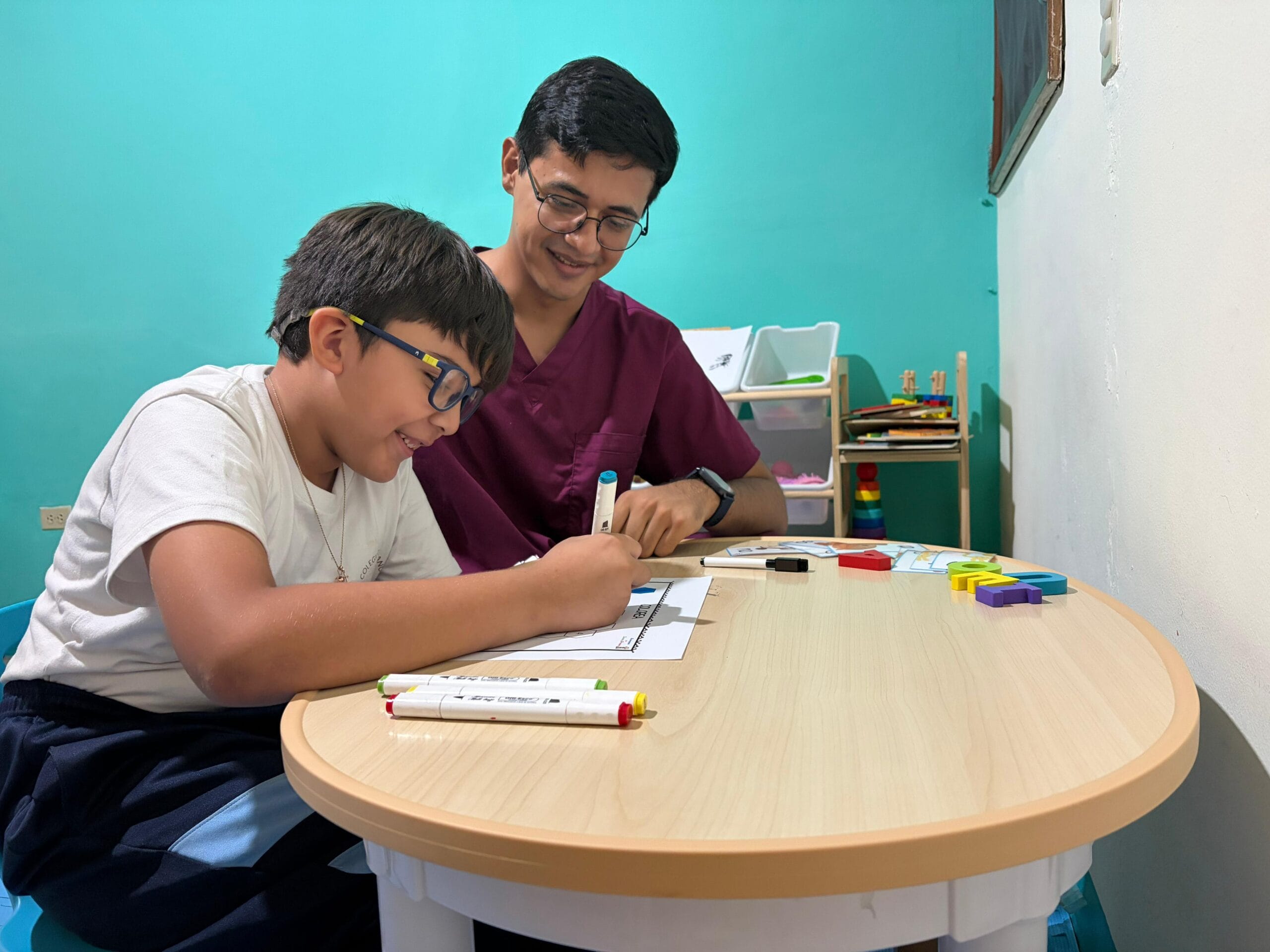 Observación clínica de niño durante actividades de aprendizaje en Centro Conecta-Dos Managua.