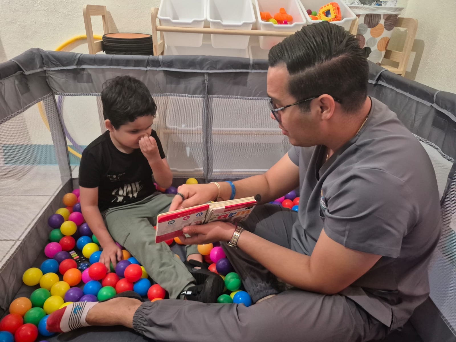 Niño en sesión de logopedia infantil trabajando habilidades de lenguaje y comunicación con apoyo profesional
