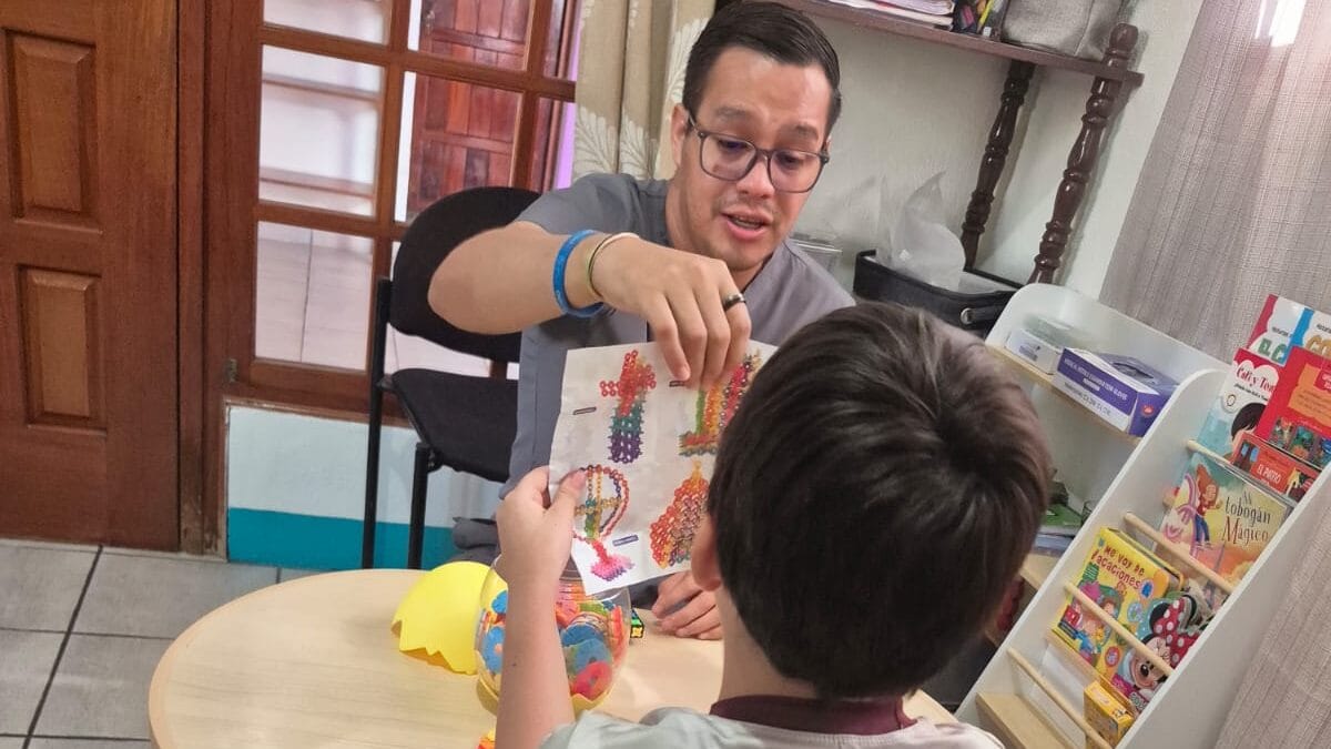 Equipo terapéutico coordinando plan para niño con autismo