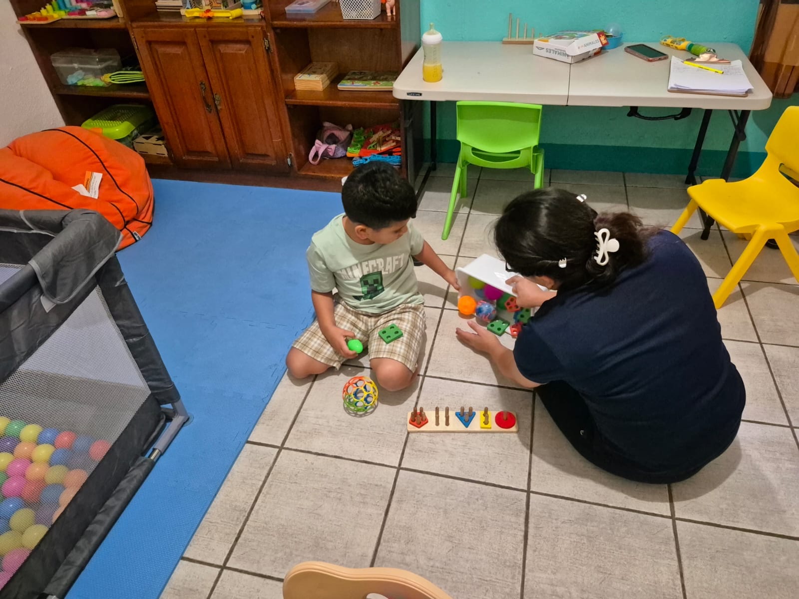 Niño recibiendo atención temprana para fortalecer su desarrollo infantil con apoyo profesional en Managua