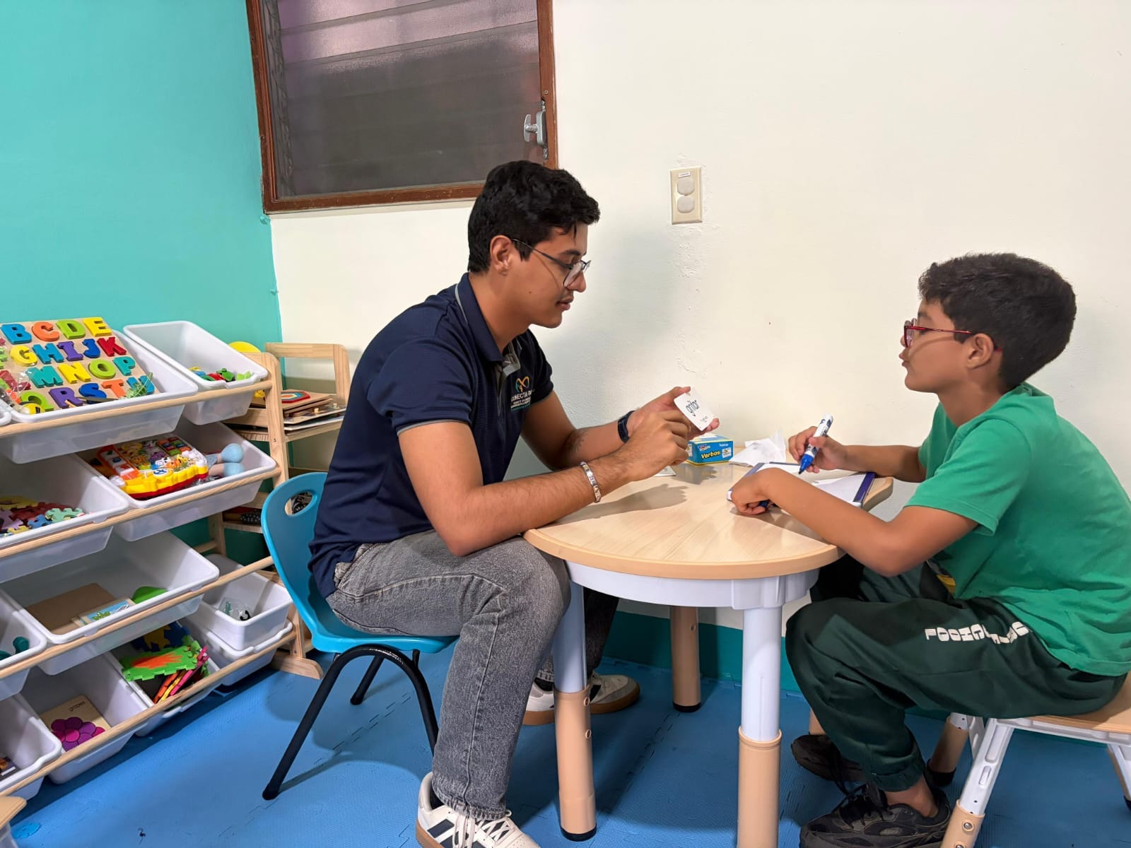 Niño realizando una evaluación neuropedagógica infantil para identificar habilidades de aprendizaje, atención y desarrollo