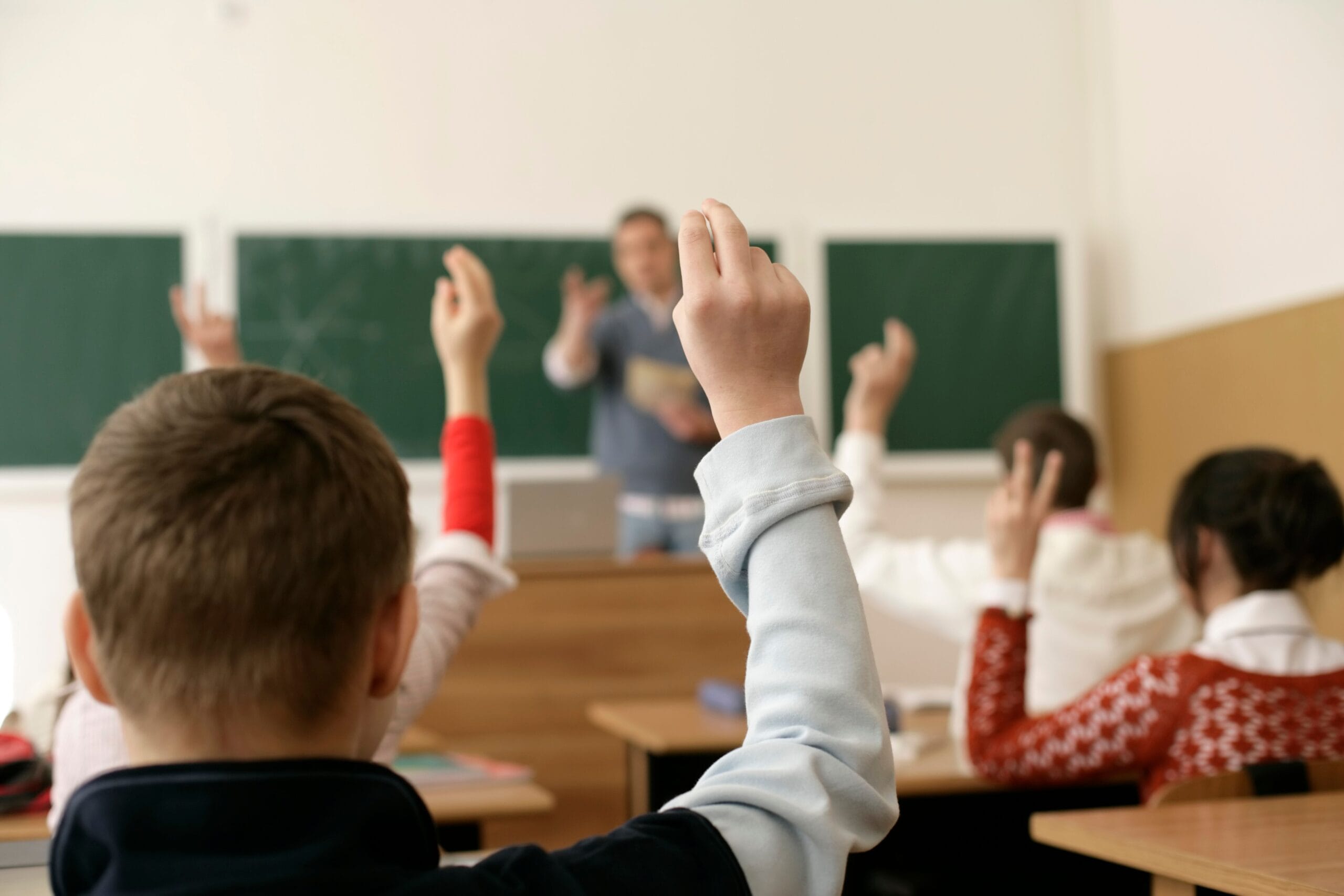 Niño realizando actividad de aprendizaje con apoyo neuropedagógico en Centro Conecta-Dos