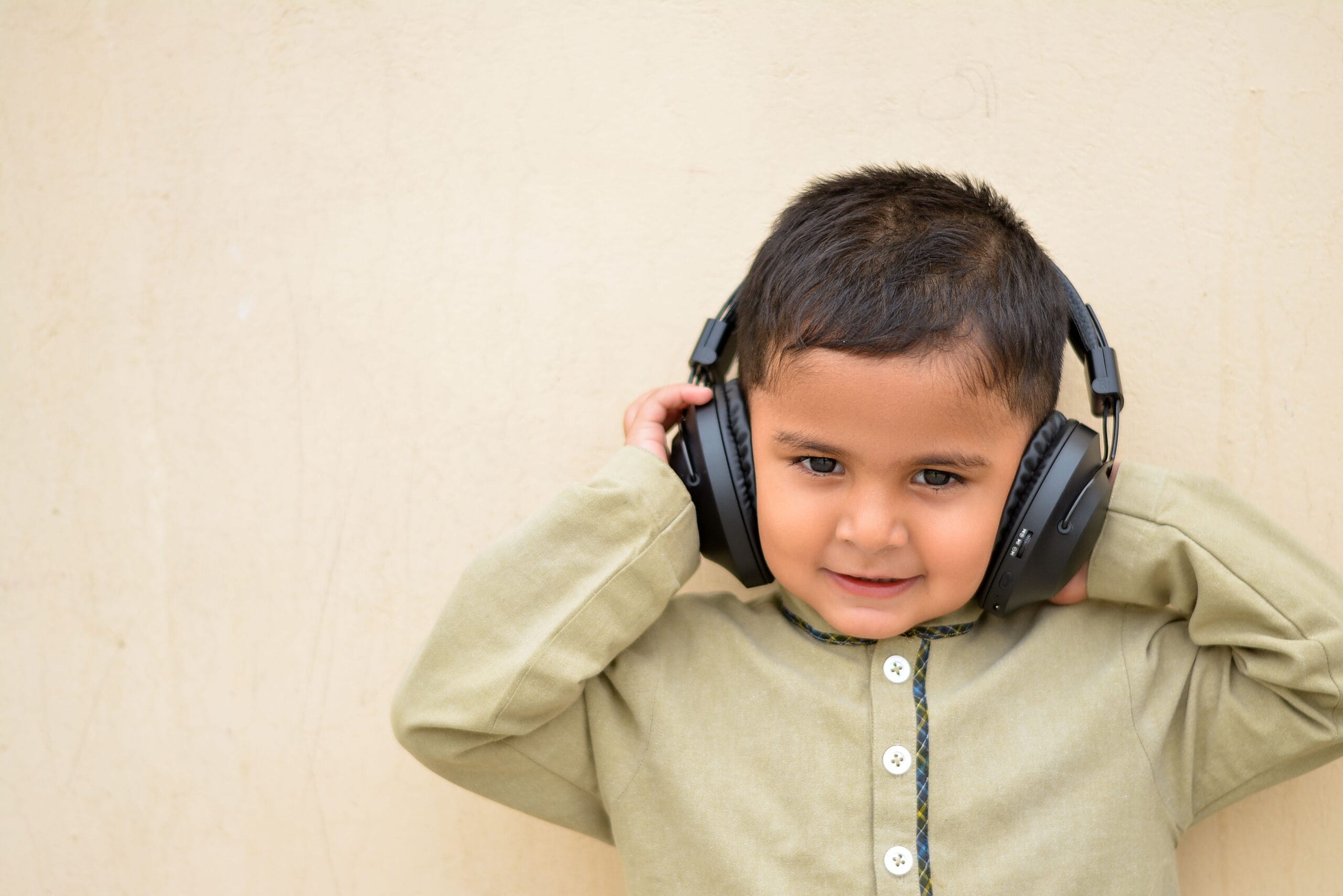 Niño con sensibilidad a los sonidos recibiendo acompañamiento sensorial en Centro Conecta-Dos.