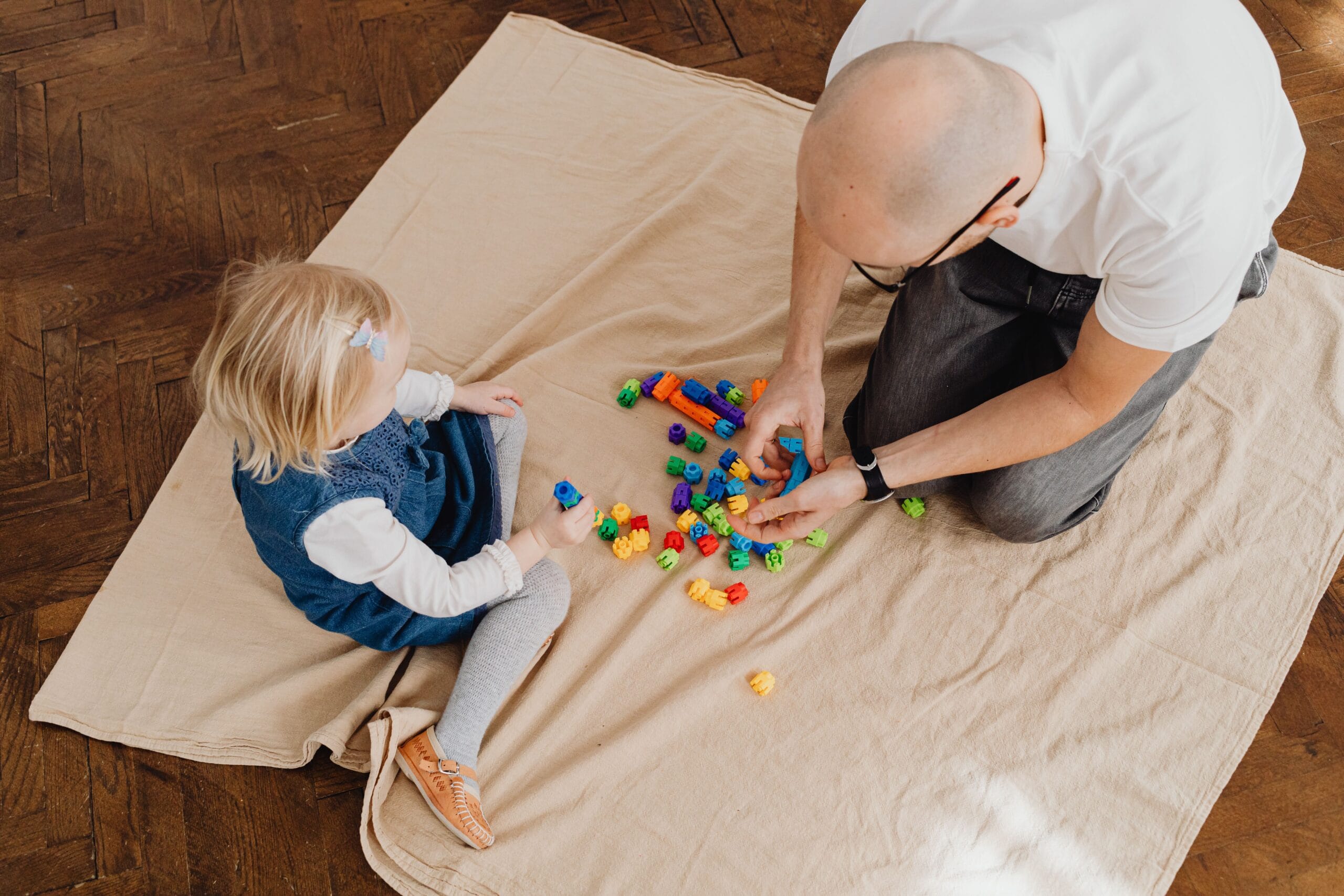 Niño neurodiverso realizando una actividad terapéutica con apoyo especializado en desarrollo infantil en Centro Conecta-Dos