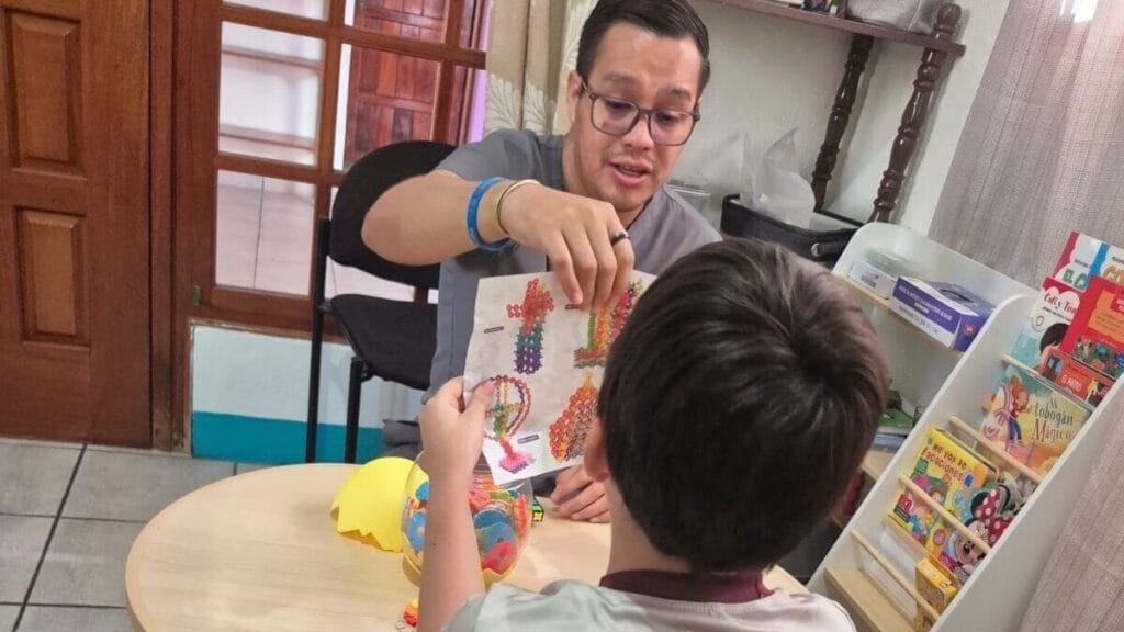 Equipo terapéutico coordinando plan para niño con autismo